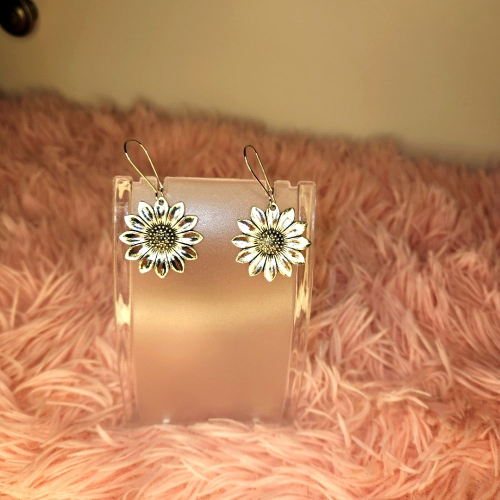 - Unique statement  earrings! NWOT (R54) - Picture 2 of 4